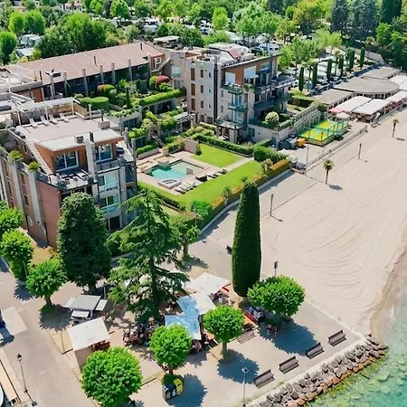 Lakefront Retreat Daire