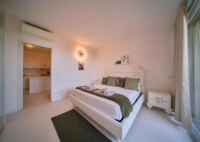 Lakefront Retreat Apartment Peschiera del Garda