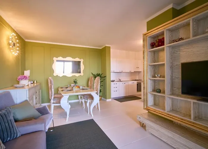 Lakefront Retreat Apartment *